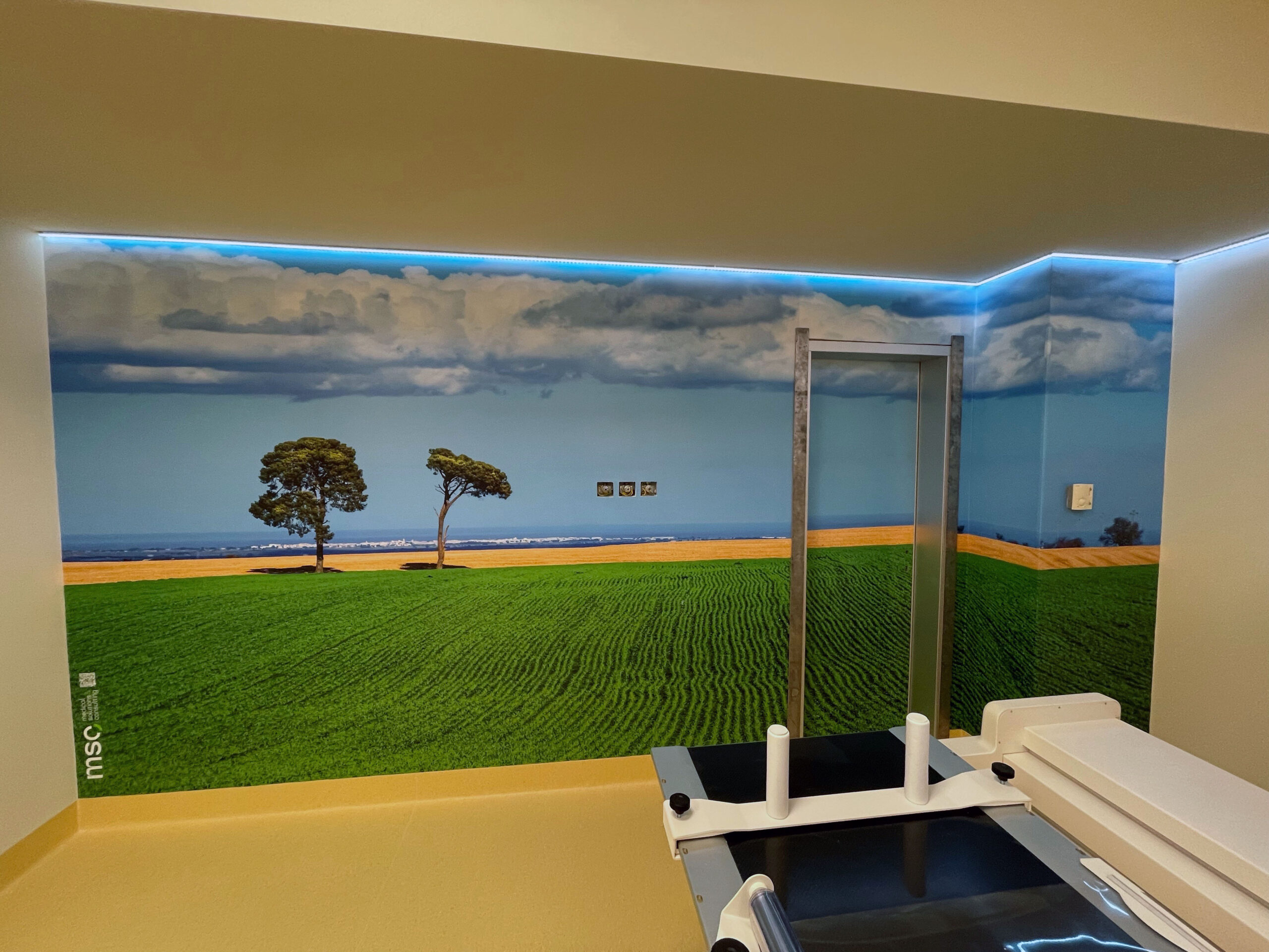 2 scaled 1 Anche per questa installazione abbiamo dato il massimo, trasformando un’ambiente adibito a magazzino in una stanza di radiologia con un progetto chiavi in mano. Abbiamo realizzato il bagno, i pavimenti, le pareti, il controsoffitto e l’impianto di condizionamento, posizionando l’apparecchiatura in un ambiente completamente nuovo e moderno.