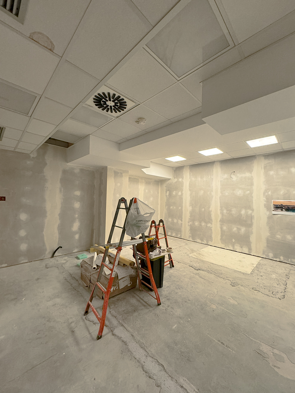oncologico prima Anche per questa installazione abbiamo dato il massimo, trasformando un’ambiente adibito a magazzino in una stanza di radiologia con un progetto chiavi in mano. Abbiamo realizzato il bagno, i pavimenti, le pareti, il controsoffitto e l’impianto di condizionamento, posizionando l’apparecchiatura in un ambiente completamente nuovo e moderno.