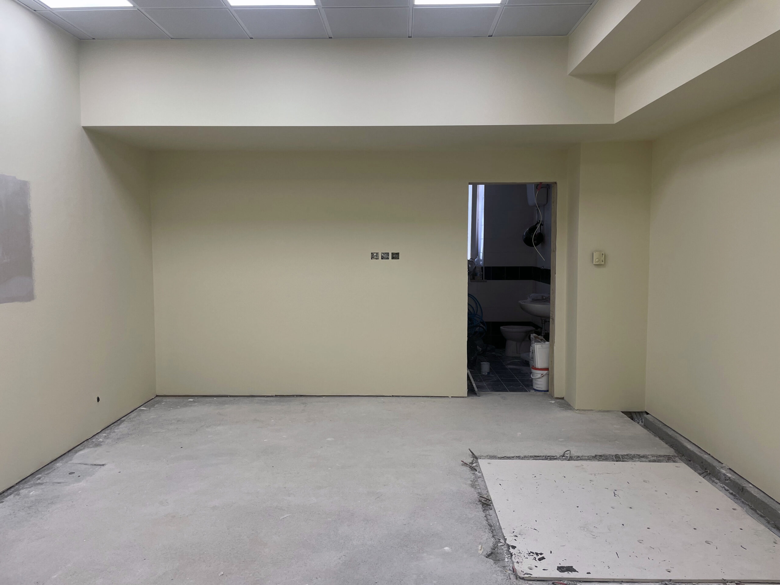 1 1 scaled 1 Anche per questa installazione abbiamo dato il massimo, trasformando un’ambiente adibito a magazzino in una stanza di radiologia con un progetto chiavi in mano. Abbiamo realizzato il bagno, i pavimenti, le pareti, il controsoffitto e l’impianto di condizionamento, posizionando l’apparecchiatura in un ambiente completamente nuovo e moderno.